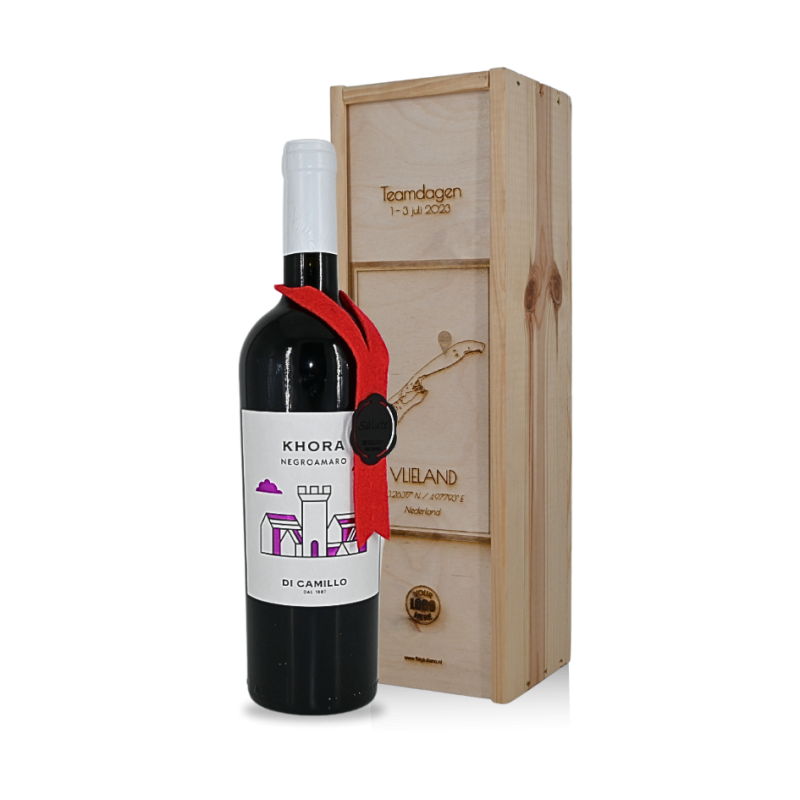 Khora rode wijn in kist met locatiegravure en logo Khora rode wijn in kist met locatiegravure en logo