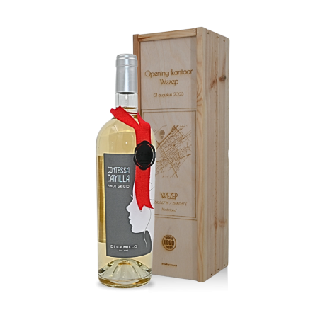 Pinot grigio witte wijn in kist met locatiegravure en logo