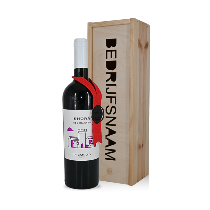 Khora rode wijn in kist met bedrijfsnaam